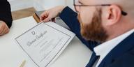 Dokumen sijil di atas kertas