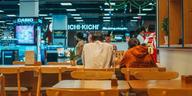 Food court di pusat beli-belah